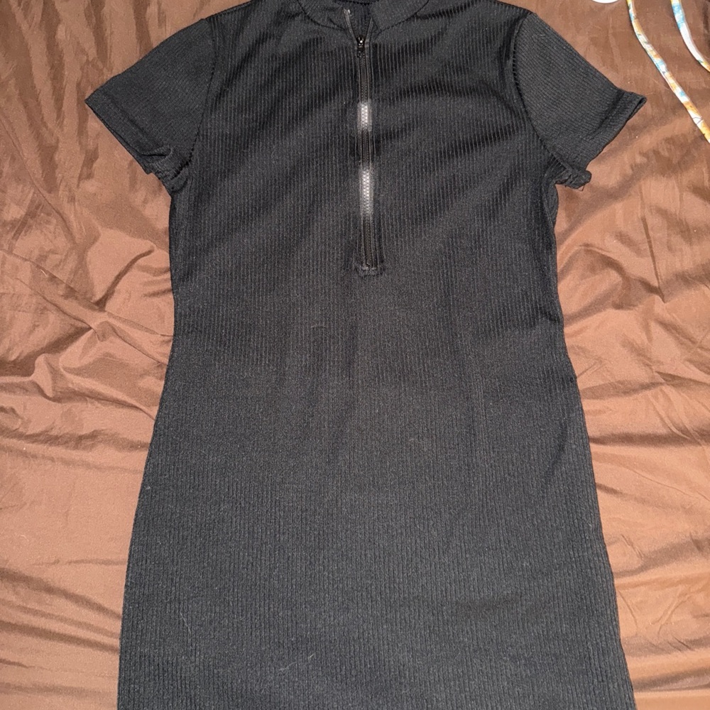Chic Black Ribbed Mini Dress with Zipper